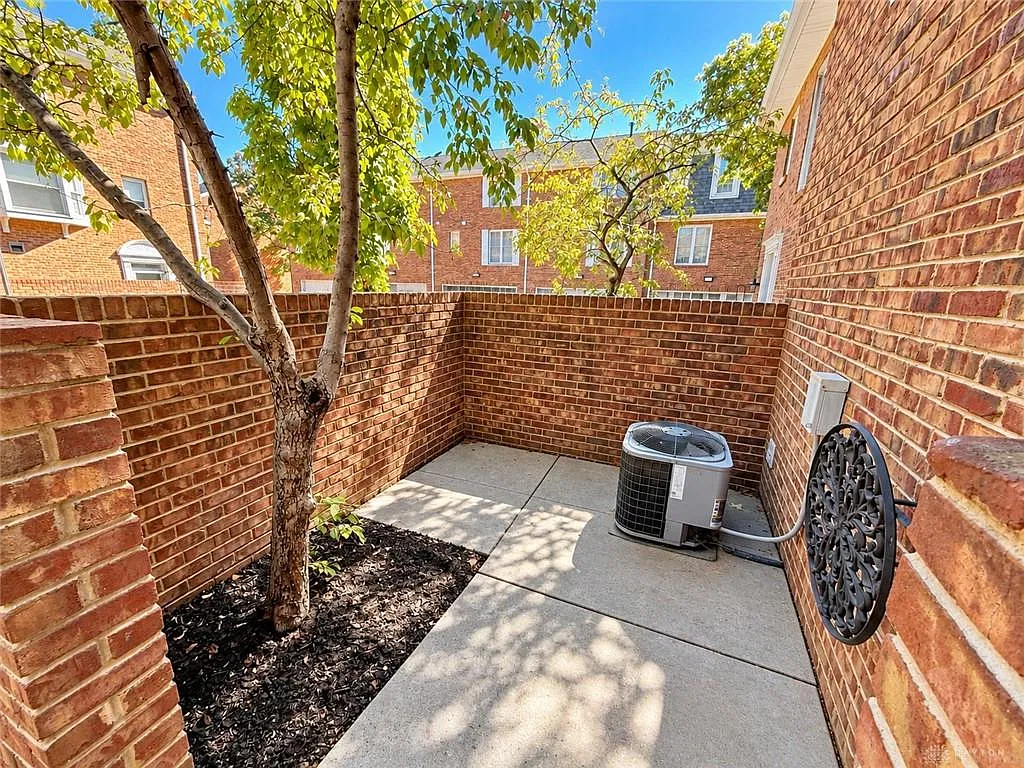 2 bed, 2.5 bath, 1653 sqft, $2,200 — Photo 3