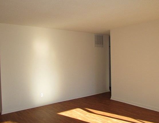 2nd image of 4449 N Kenyon Ave
