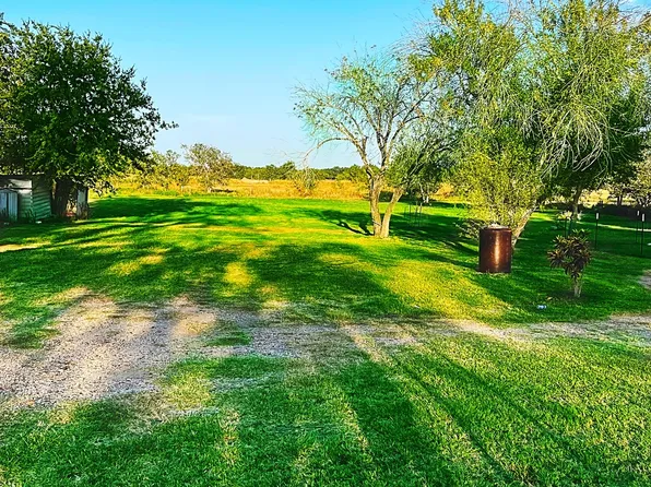 326 S CREWS ST, La Vernia, TX 78121