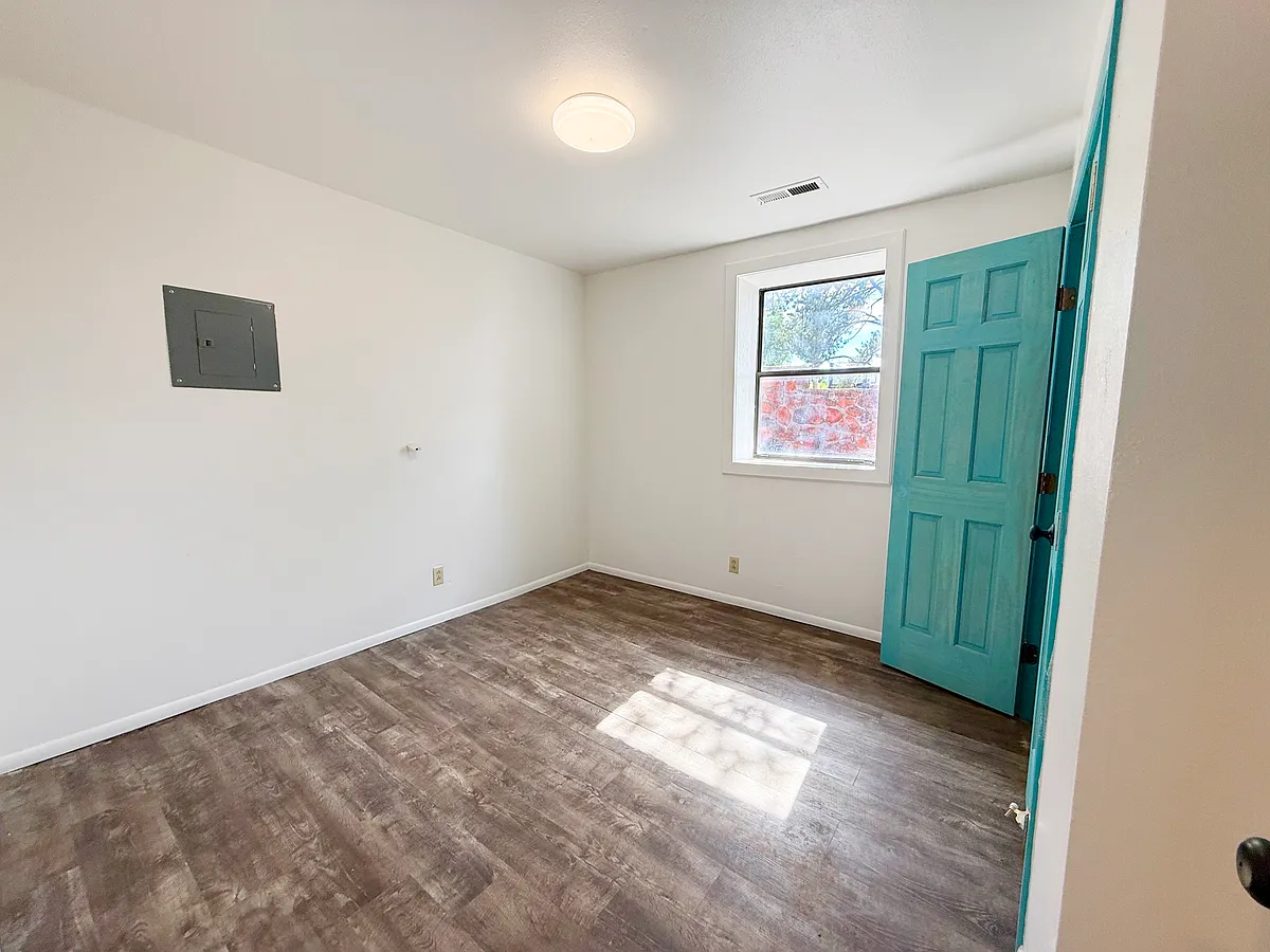 Building Photo - 924 Montezuma Ave #1