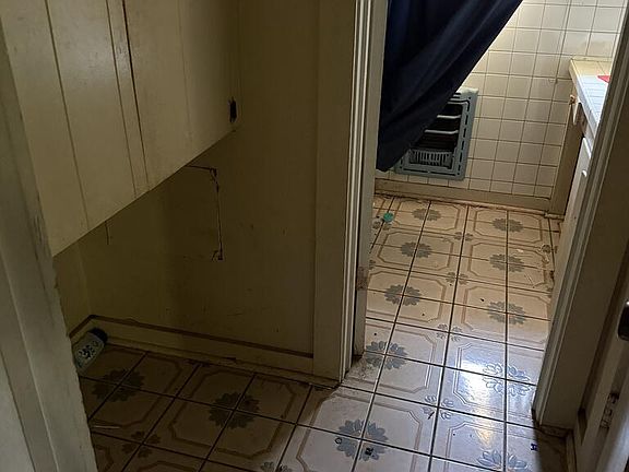 3rd image of 2218 W 17th St