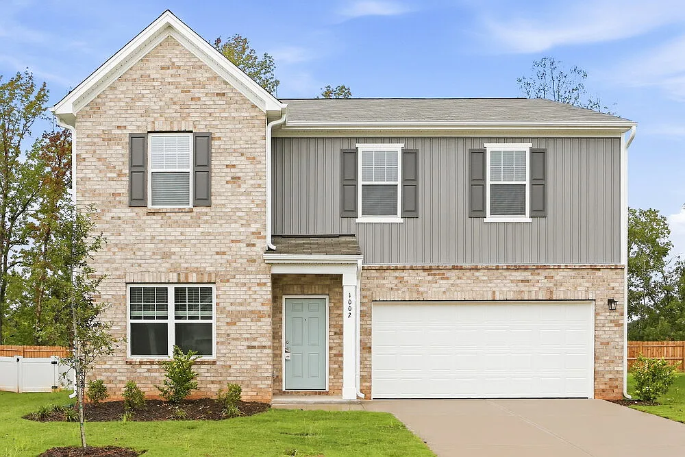 4 bed, 2.0 bath, 2401 sqft, $2,370 — Photo 1