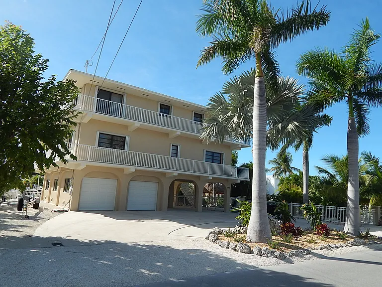 952 Lagoon Dr — Photo 2