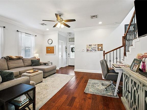 4th image of 2341 N Village Ct