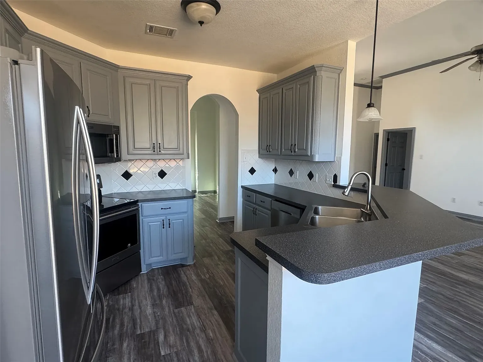 3 bed, 1954 sqft, $3,000 — Photo 2