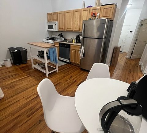 3rd image of 21 Maiden Ln APT 2B