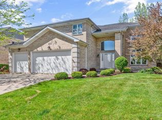 1060 Bluebird Ln, Roselle, IL 60172