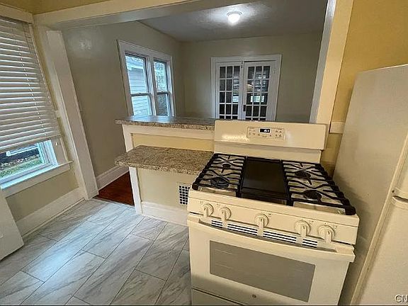 4th image of 348 Woodbine Ave