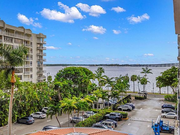 3rd image of 1450 Brickell Bay Dr APT 511