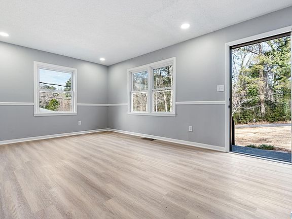 3rd image of 313 Garden Hill Rd