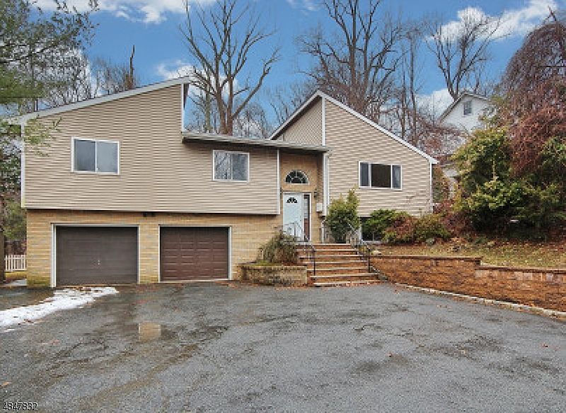 1st image of 2 Underwood Dr