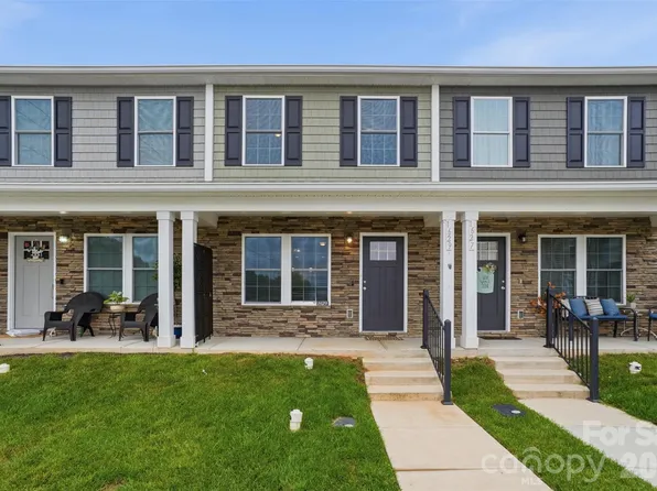 1629 Oak Leaf Dr NW, Hickory, NC 28601