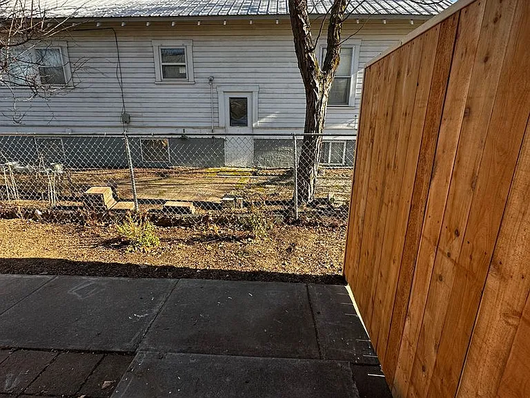 224 SW 6th St — Photo 8