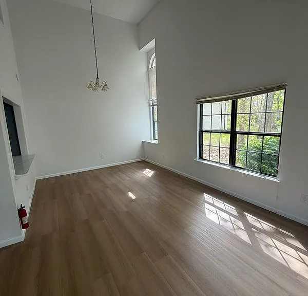 2807 Hawthorn Ct — Photo 4