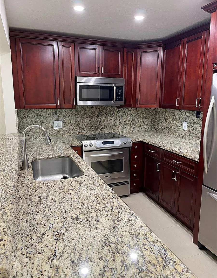 Riviera Park Condo — Photo 3