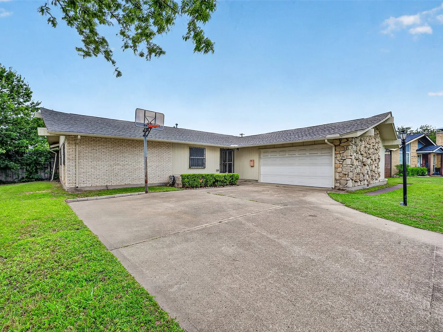 3 bed, 2.0 bath, 1778 sqft, $2,350 — Photo 2