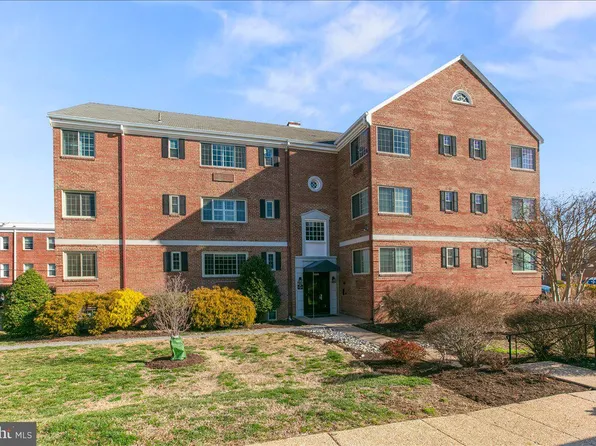 820 S Washington St APT A327, Alexandria, VA 22314