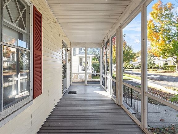 5th image of 32 Fernwood Ave