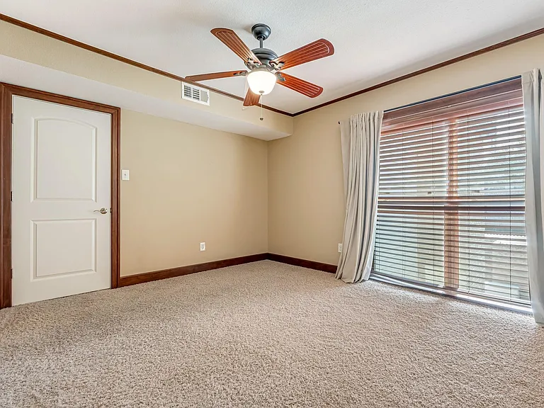 516 S Post Oak Ln #18 — Photo 15