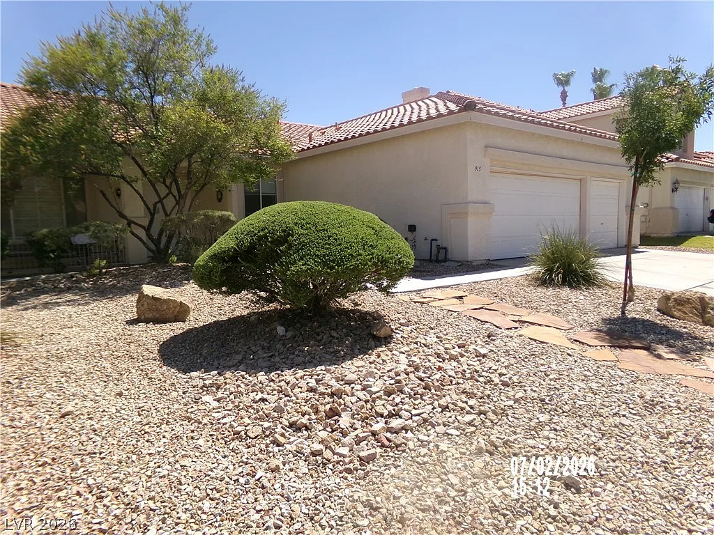4 bed, 2.0 bath, 2216 sqft, $3,050 — Photo 3