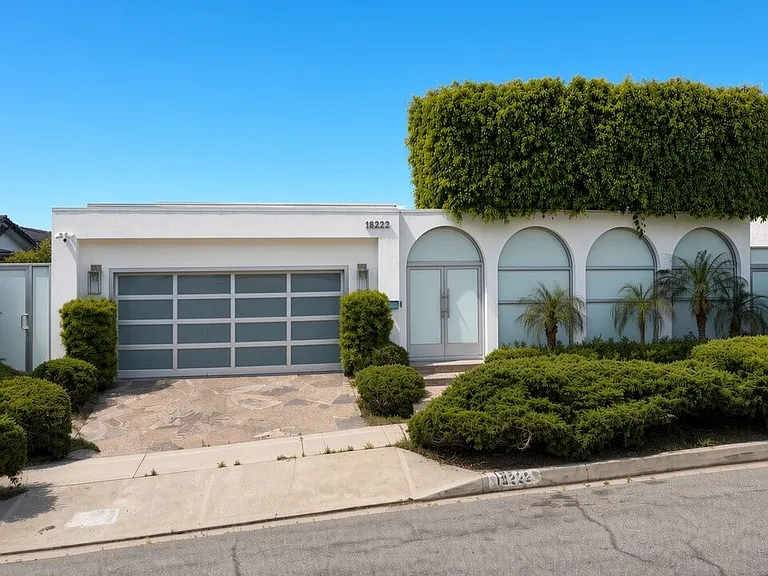 18222 Coastline Dr — Photo 1