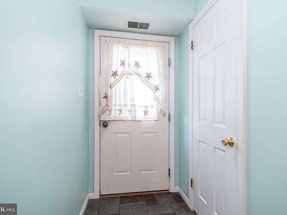 3rd image of 207 Hickory Dr