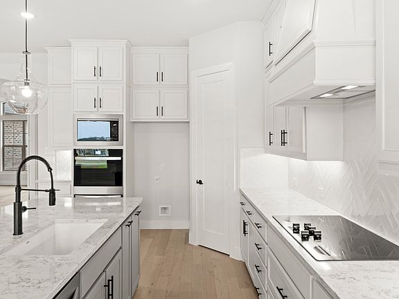 3rd image of 160 Waterview Dr