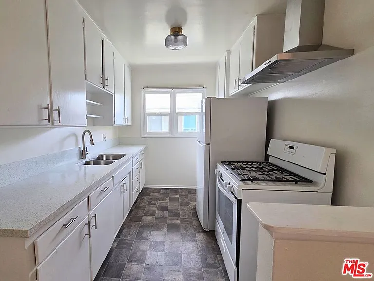 7621 Hampton Ave #203 — Photo 6