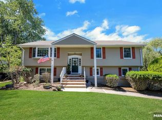 32 Tuscarora Dr, Oakland, NJ 07436