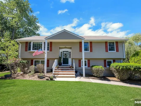 32 Tuscarora Dr, Oakland, NJ 07436