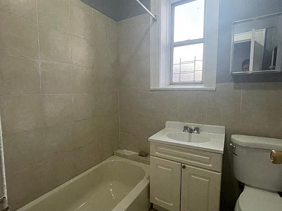 4th image of 9117 172nd St #2B