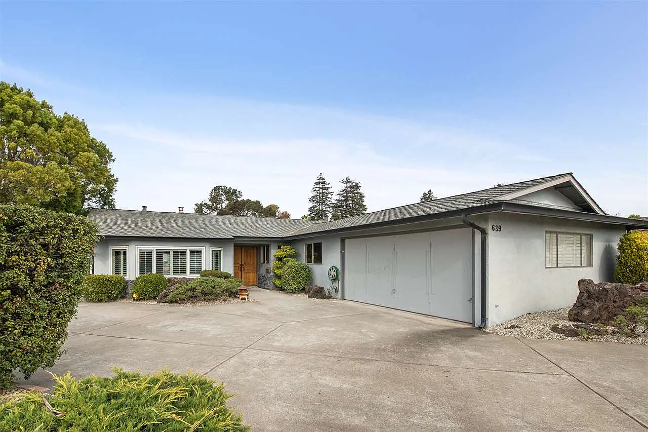 639 Larchmont Isle photo 1