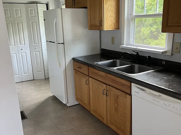 221 Warren Ave — Photo 3