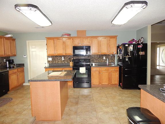 3rd image of 15321 Camelot Dr
