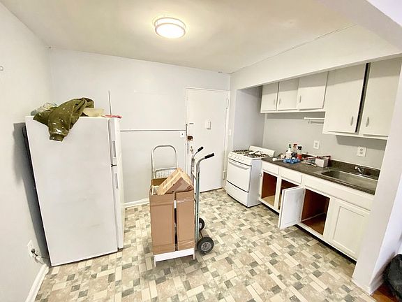 5th image of 130 E 18th St #J4