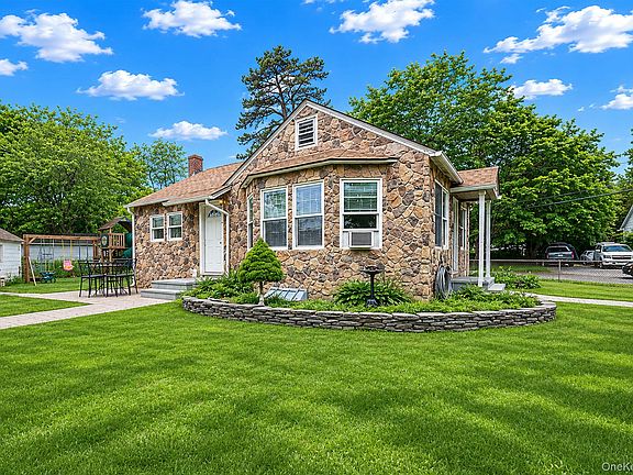 2nd image of 276 Dogwood Road W