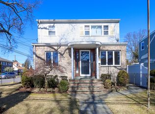 17 Broadmoor Ln FLOOR 1, Westbury, NY 11590