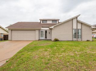 8521 Crestview Dr, North Richland Hills, TX 76182