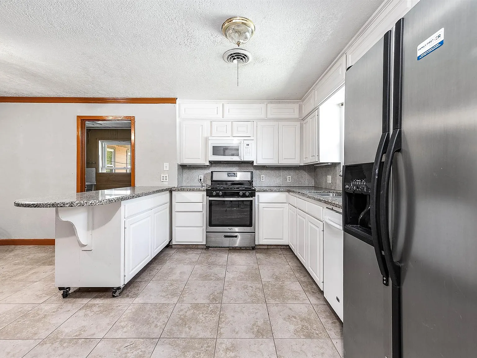 3 bed, 2.0 bath, 2768 sqft, $2,300 — Photo 3