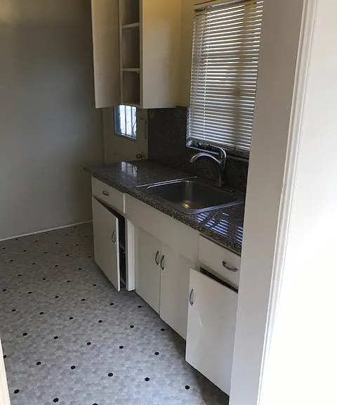 414 N Holliston Ave #E — Photo 6