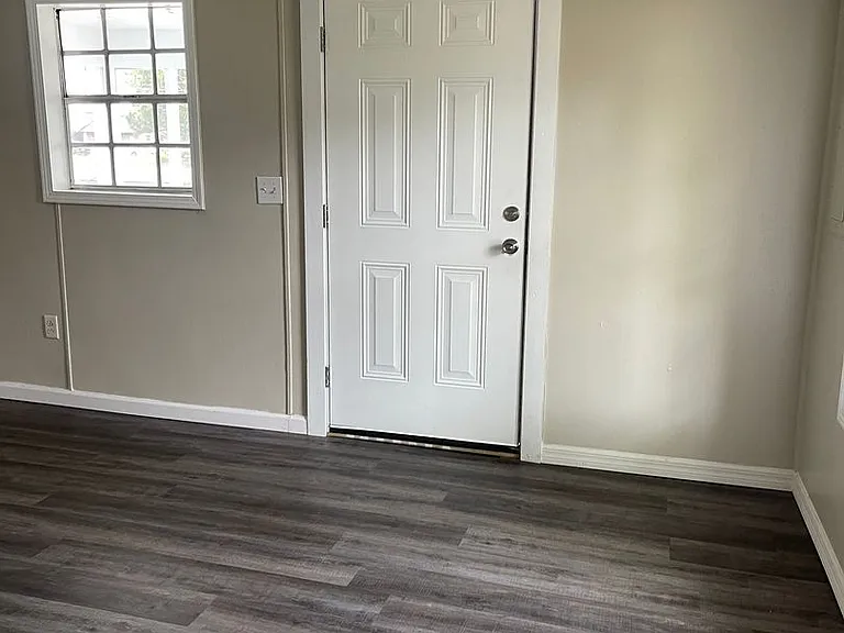 56 NW Railroad St — Photo 2