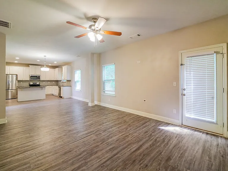 313 Kenmore Ct — Photo 6