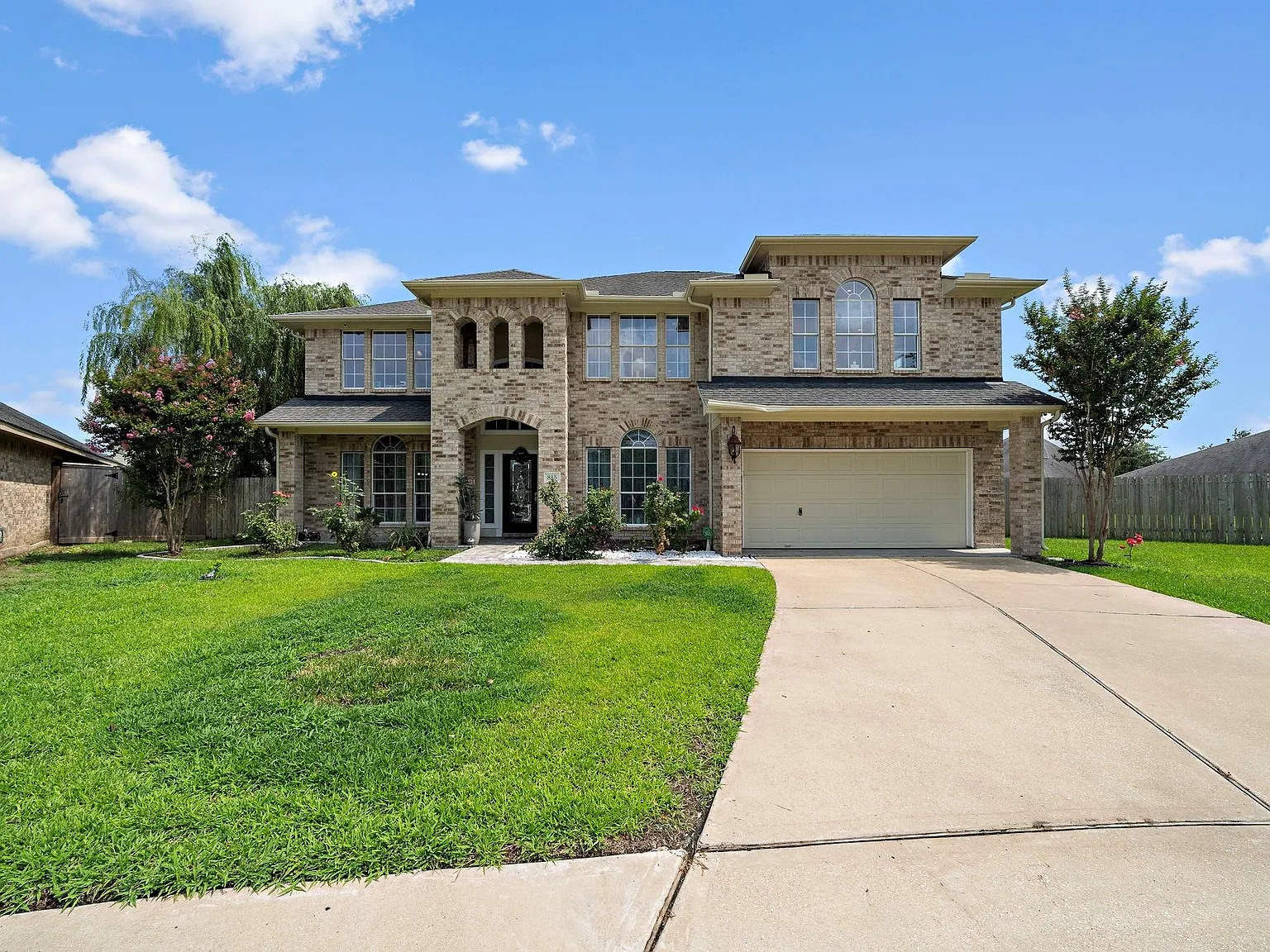 6 bed, 3.5 bath, 3716 sqft, $4,000 — Photo 2
