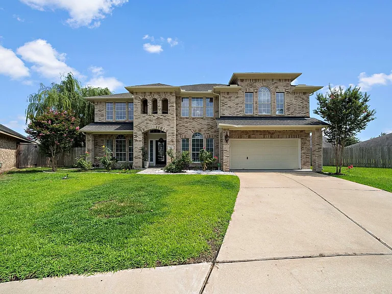 815 Arlington Ln — Photo 2