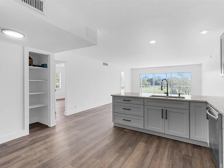 2800 N Palm Aire Dr #310 — Photo 7
