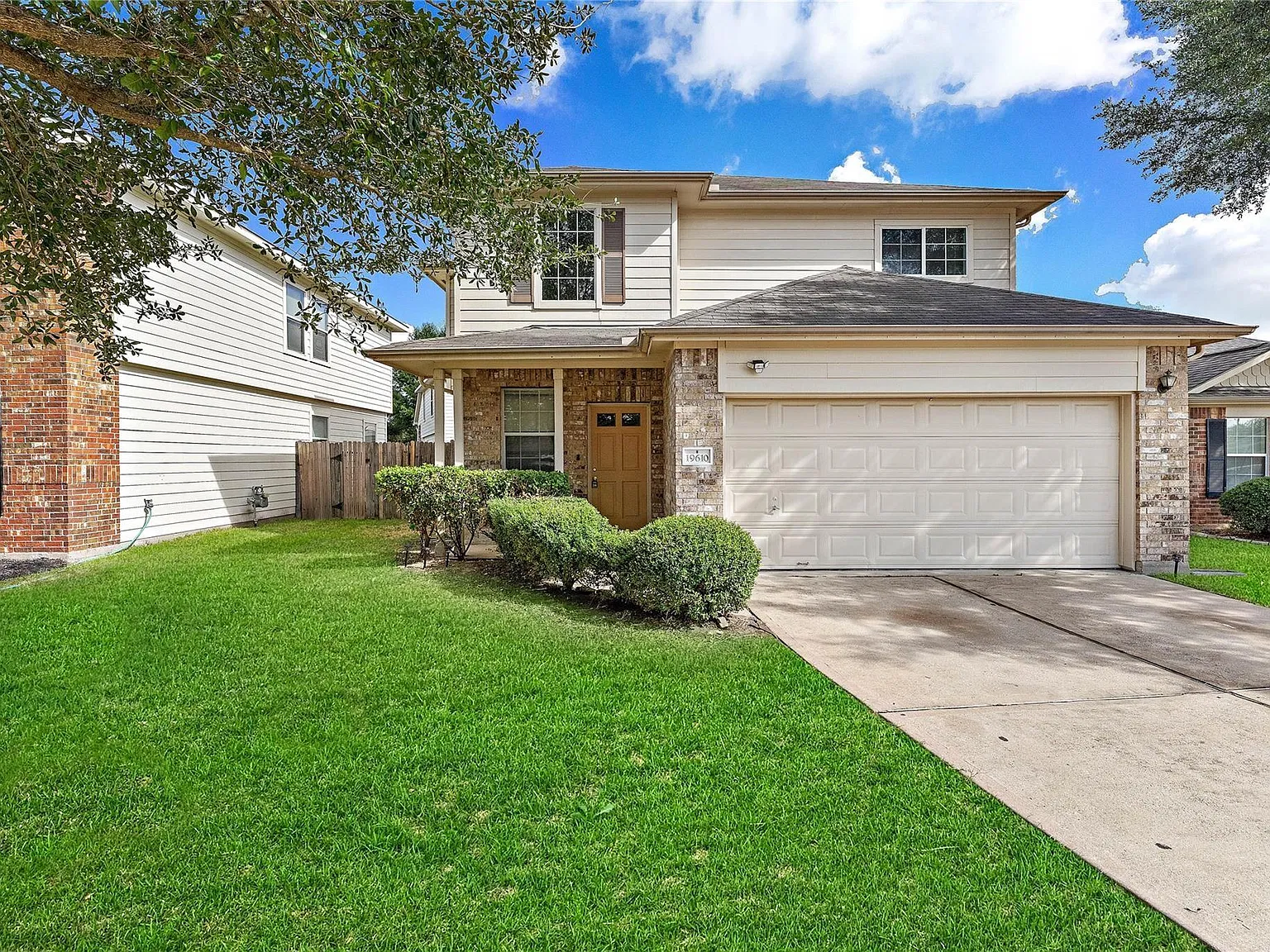 3 bed, 2.5 bath, 1976 sqft, $1,900 — Photo 1