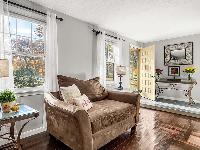 27 Glastonbury Dr — Photo 10