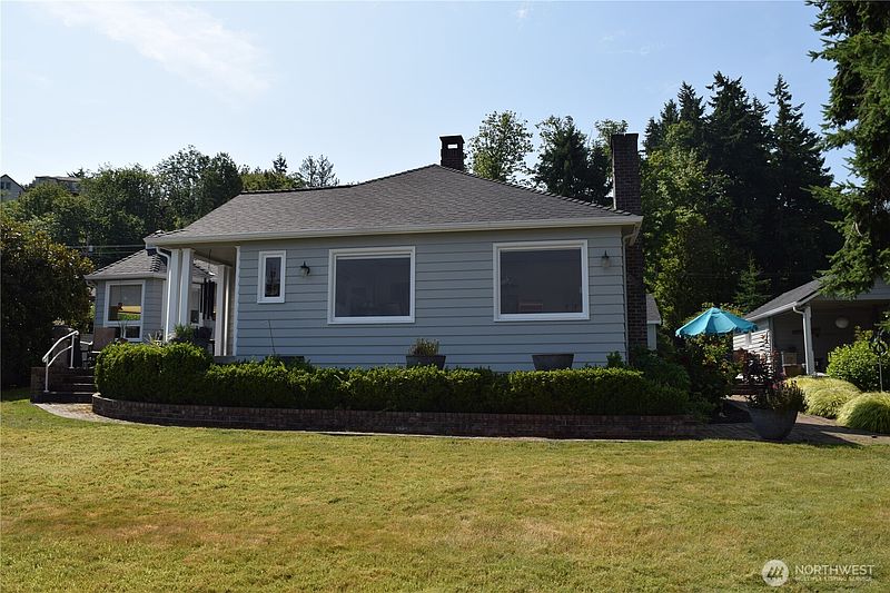 2nd image of 3538 Beach Drive E