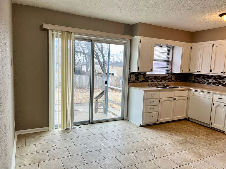 2342 S Crysler Ave — Photo 3