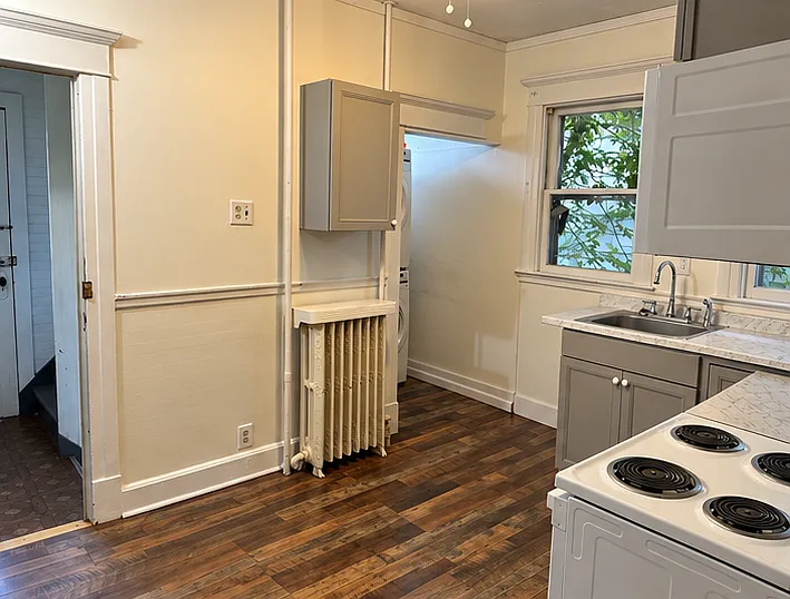 77 S Pine Ave — Photo 2